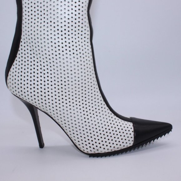 Michael Kors Abigail White/Black Leather Boot Size 41 One Boot Only Not A Pair - Picture 5 of 9